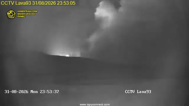 Peringatan Dini! Sinar Api Terlihat di Puncak Gunung Anak Krakatau, Ratusan Gempa Terekam dalam 6 Jam (Status Siaga)