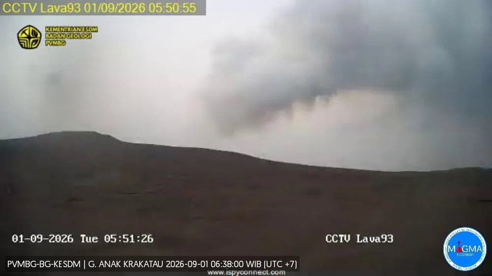 Gunung Anak Krakatau Berstatus Siaga, Sinar Api Terlihat Jelas di Puncak Kawah