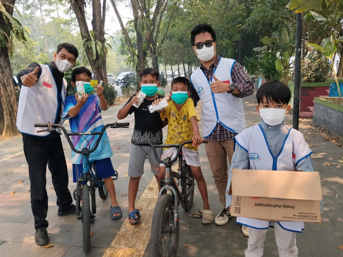 Hadapi Karhutla dan Kekeringan, Rumah Yatim Pontianak Gerak Cepat Salurkan Bantuan Air Bersih dan Masker