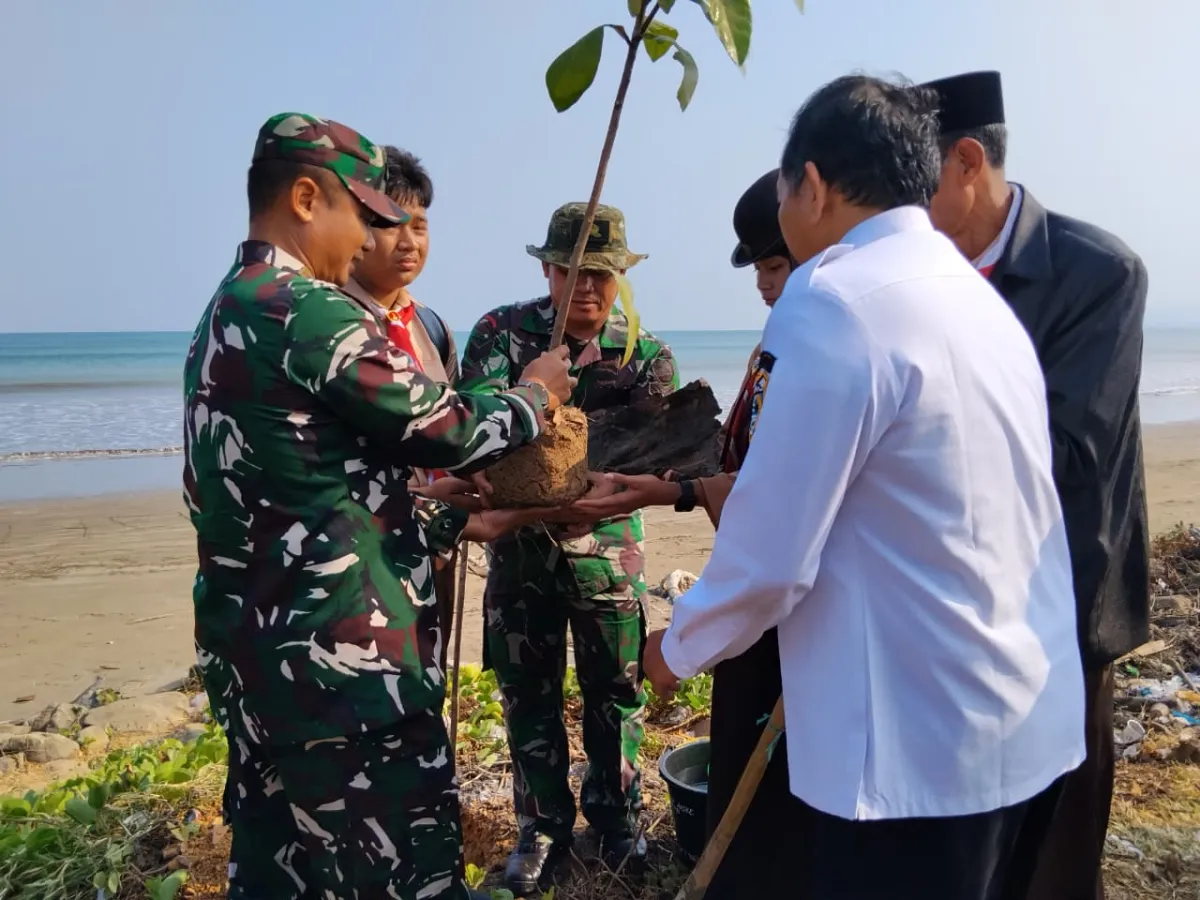 Sambut HUT ke-81 TNI, Kodim 0601/Pandeglang Tanam Pohon di Kawasan Pantai Sumur