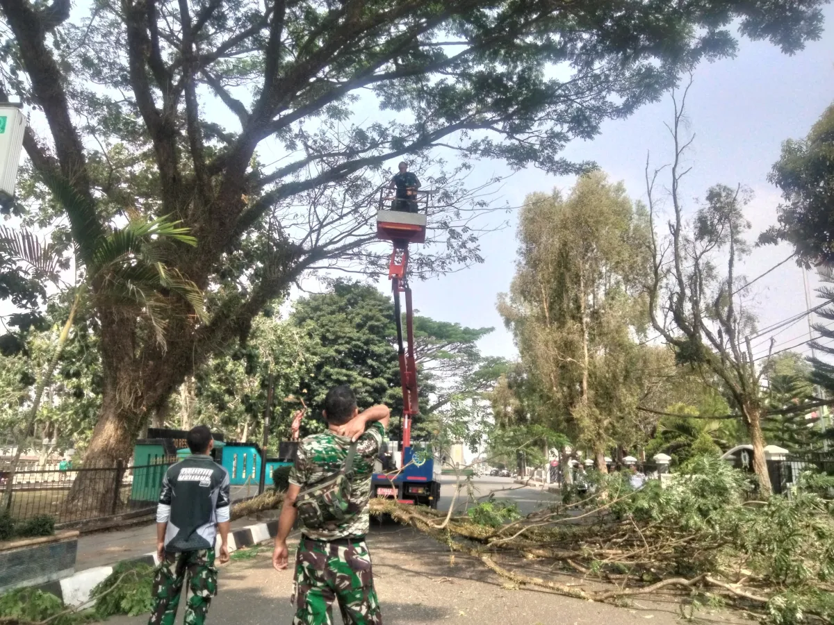 Peduli Kebersihan Pangkalan, Anggota Kodim 0601/Pandeglang Kompak Laksanakan Perawatan dan Pembersihan Lingkungan