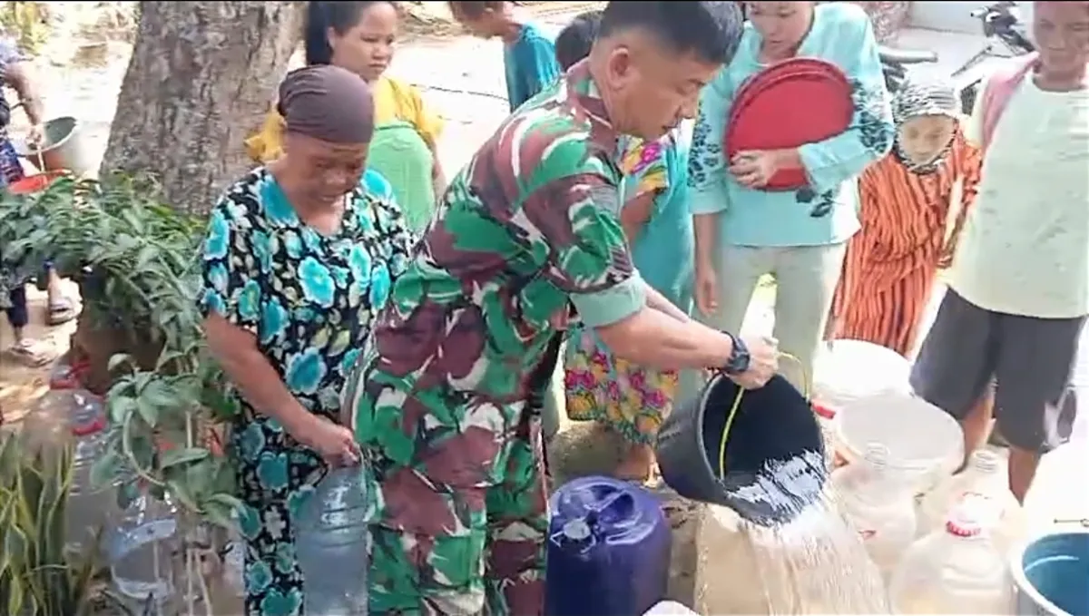 Babinsa Koramil 0103/Banjar Dampingi Pendistribusian Air Bersih bagi Warga Kampung Limus Gantung
