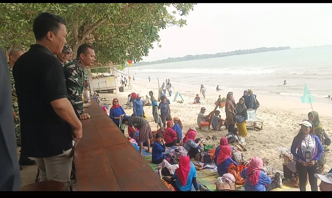 Tepis Isu Anak Krakatau, Dandim Pandeglang Pastikan Pantai Carita Aman, Wisatawan Puji Kebersihan Pantai