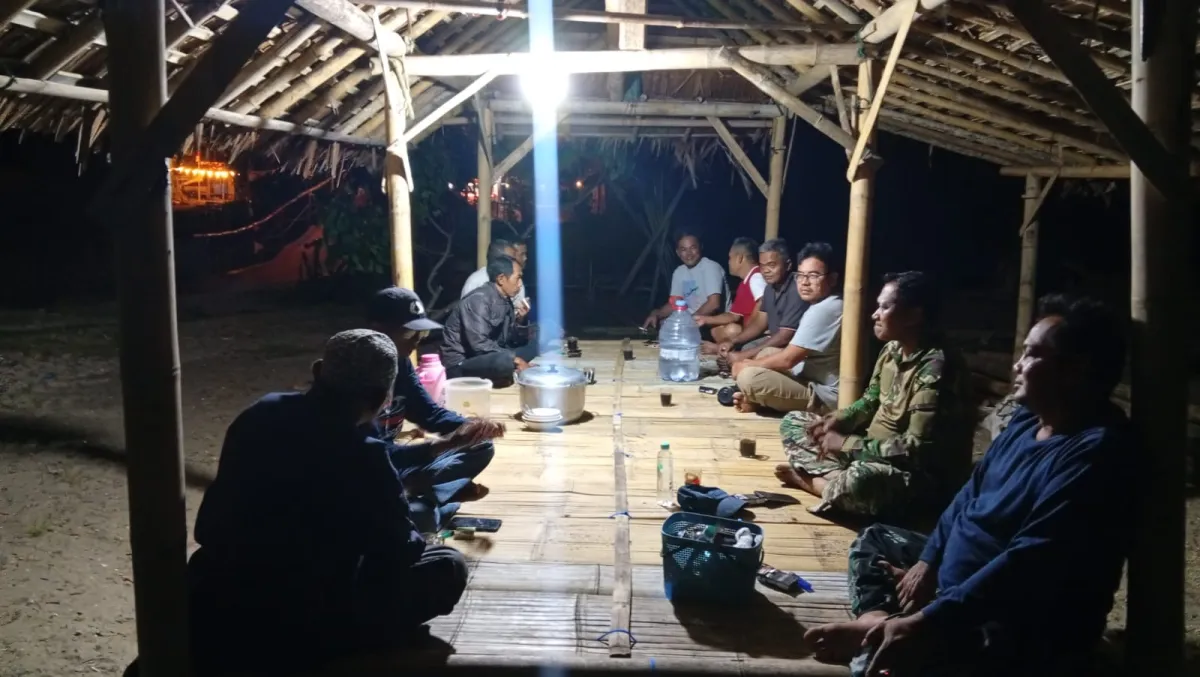 Pantau Aktivitas Anak Krakatau, Danramil 0117/Panimbang Bersama Babinsa dan Masyarakat Laksanakan Pemantauan Abu Vulkanik