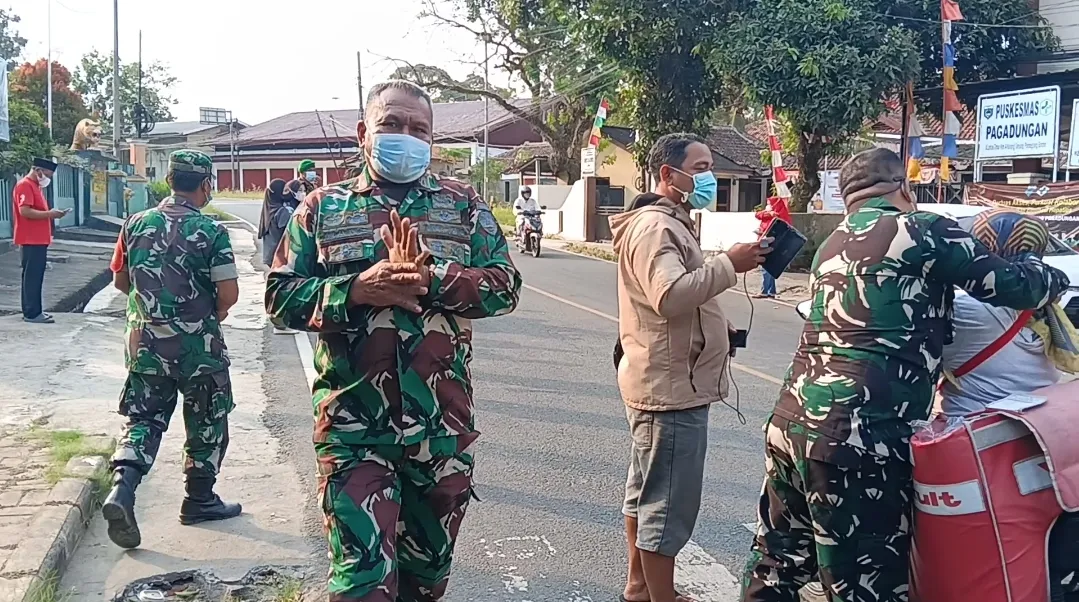 Koramil 0102/Cadasari Bersama Puskesmas Bagikan 1.000 Masker kepada Pengguna Jalan, Antisipasi Dampak Abu Vulkanik Anak Gunung Krakatau