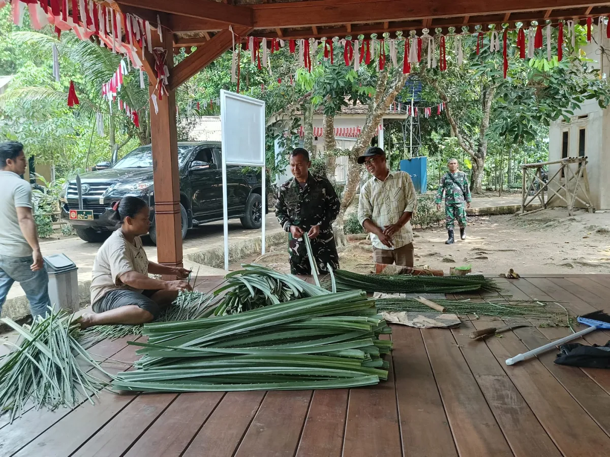 Dandim 0601/Pandeglang Tinjau Kesiapan UMKM Desa Bandung Jelang Penilaian Kampung Pancasila