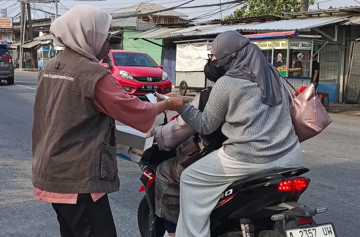 Abu Vulkanik Anak Krakatau Kepung Anyer: Warga Keluhkan Mata Perih, Relawan FBN Bagikan Masker Gratis
