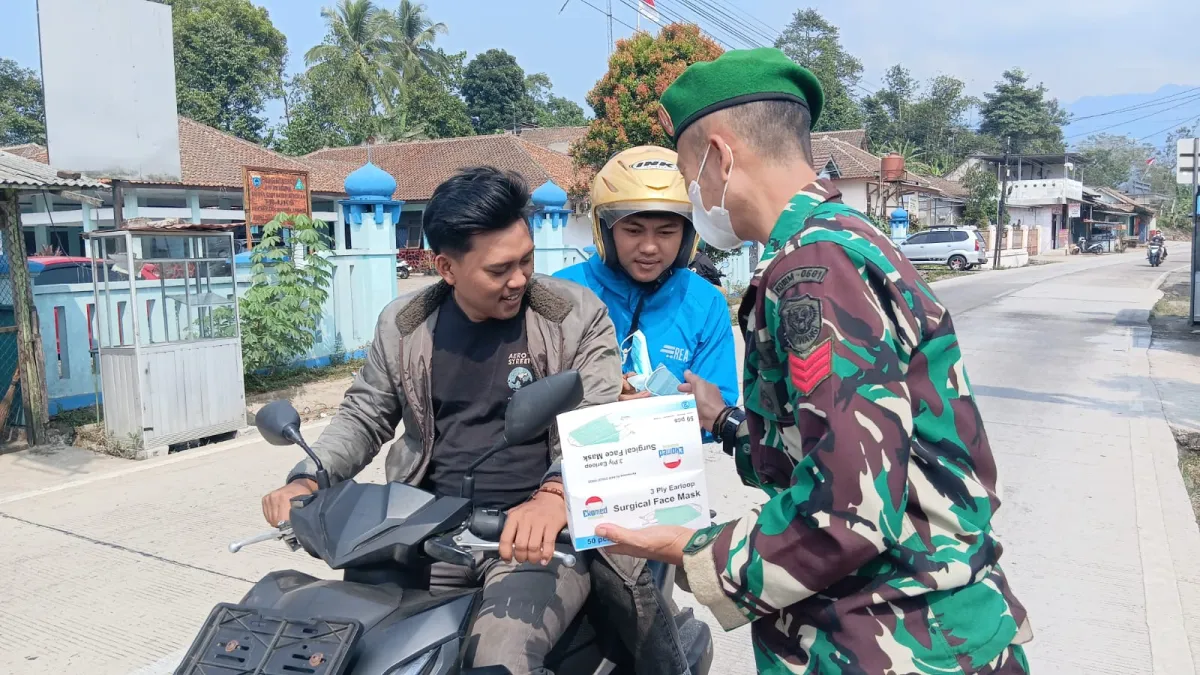 Muspika Mandalawangi dan Babinsa Sosialisasikan Penggunaan Masker Antisipasi Dampak Erupsi Gunung Anak Krakatau