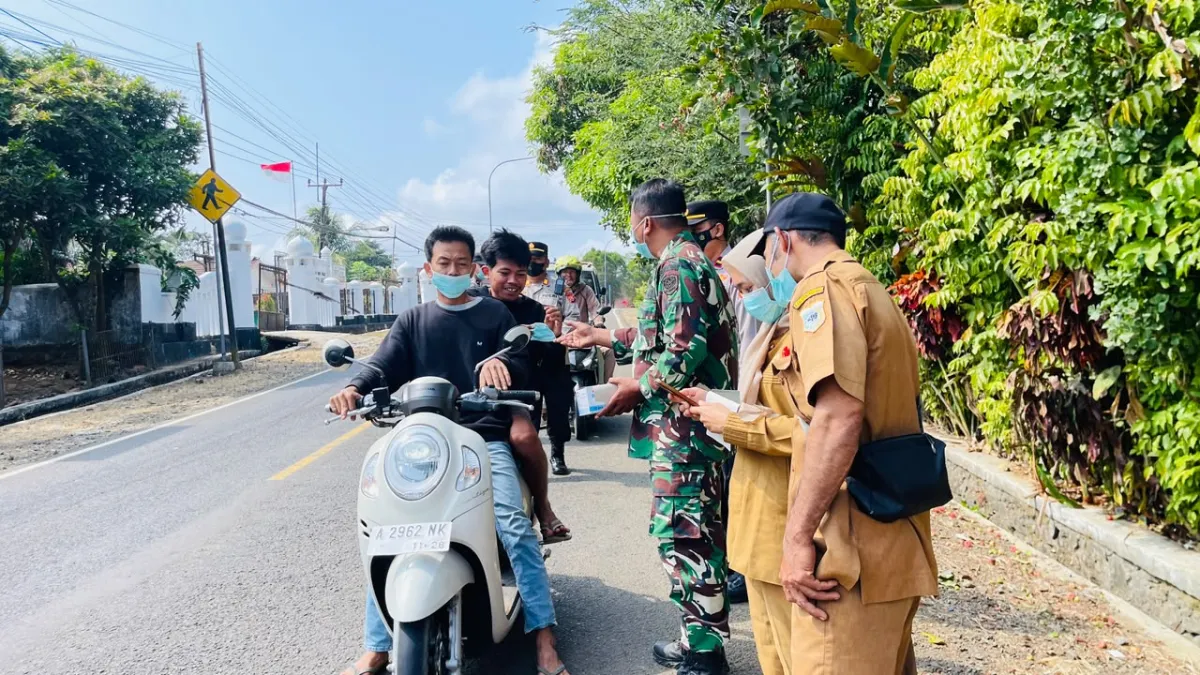 Koramil 0115/Cimanggu Bersama Muspika dan Puskesmas Sosialisasikan Penggunaan Masker Antisipasi Dampak Abu Vulkanik Gunung Anak Krakatau