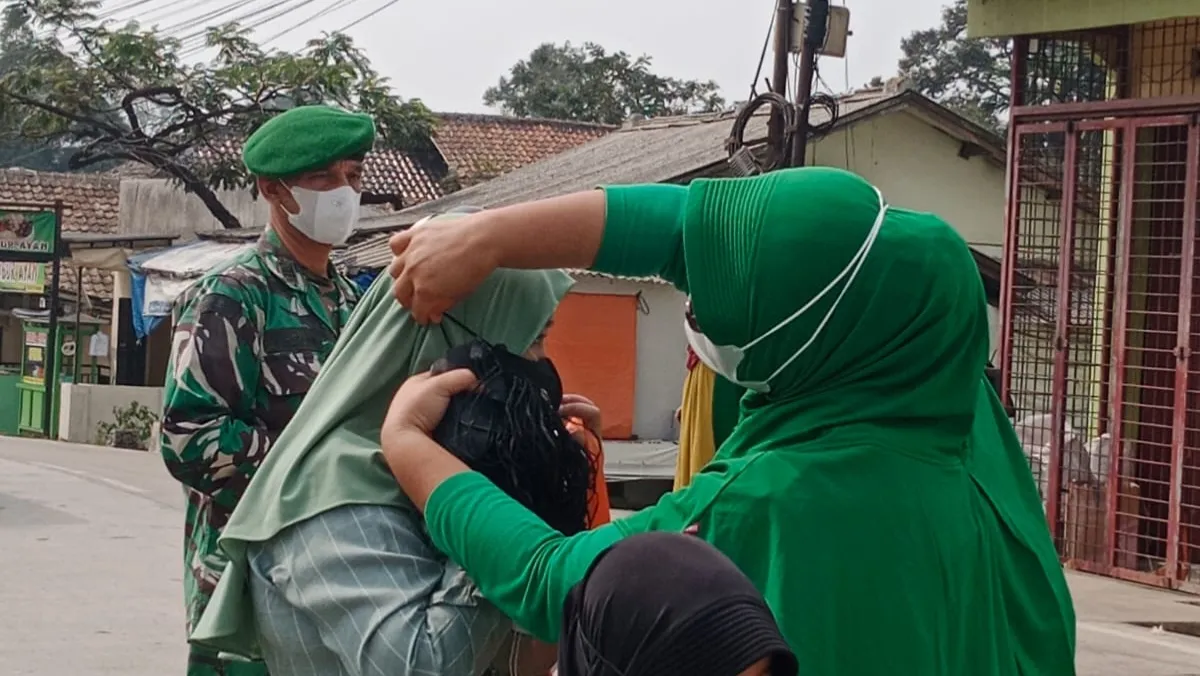Koramil 0105/Mandalawangi Bersama Persit Sosialisasikan Penggunaan Masker untuk Antisipasi Dampak Erupsi Gunung Krakatau