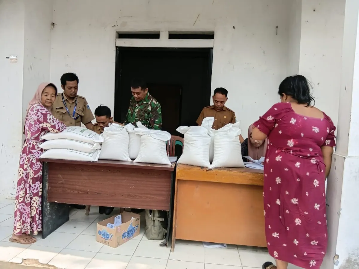 Babinsa Koramil 0101/Pandeglang Monitoring Penyaluran Bantuan Pangan Beras untuk 965 KPM di Kelurahan Babakan Kalang Anyar