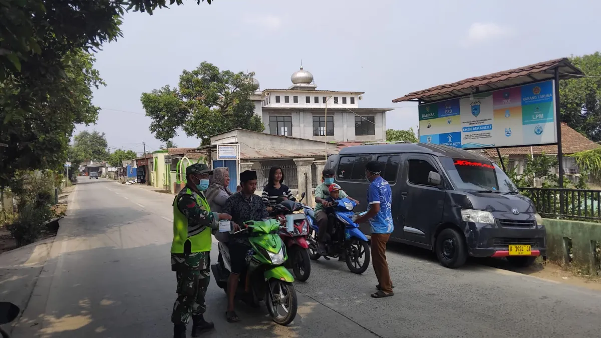 Babinsa Koramil 0108/Bojong Bersama Perangkat Desa Kolelet Bagikan Masker kepada Warga dan Pengguna Jalan