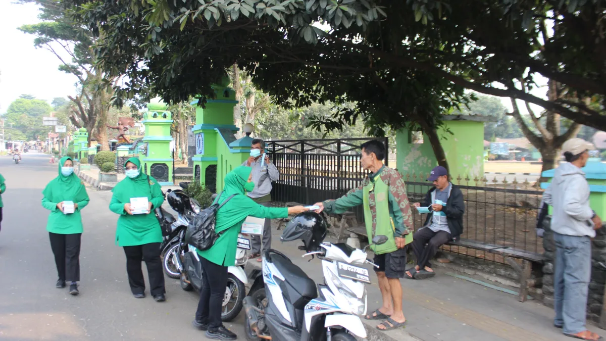 Wujud Kepedulian di Tengah Masyarakat, Persit Kodim 0601/Pandeglang Bagikan 1.000 Masker Antisipasi Abu Vulkanik Gunung Anak Krakatau
