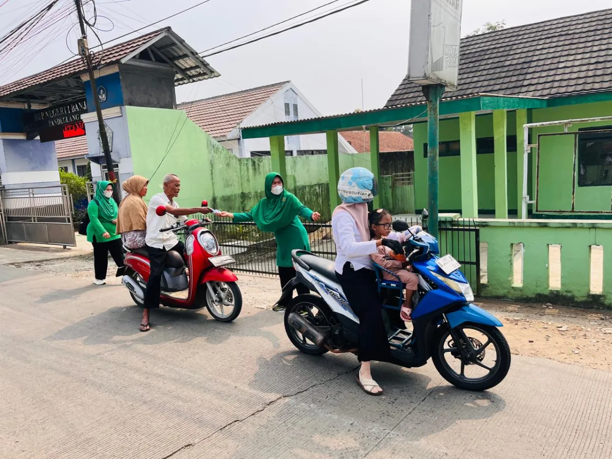 Peduli Kesehatan Masyarakat, Koramil 0103/Banjar Bersama Persit Bagikan Masker kepada Pengguna Jalan