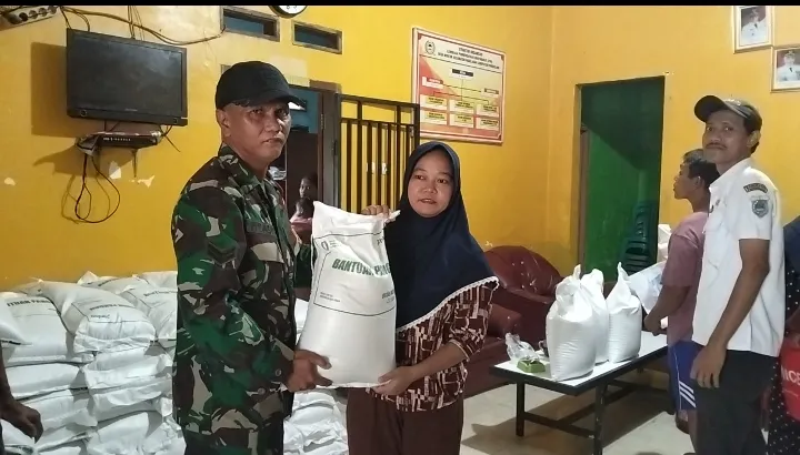 Babinsa Kawal Ketat Penyaluran Bansos Beras untuk 648 KPM di Desa Montor Pandeglang