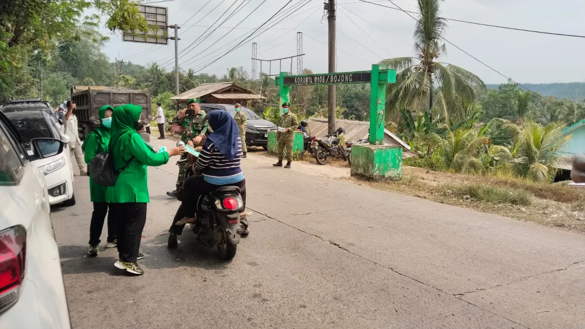 Antisipasi Dampak Erupsi Gunung Anak Krakatau, Muspika Bojong Bersama Persit Bagikan 1.500 Masker kepada Masyarakat