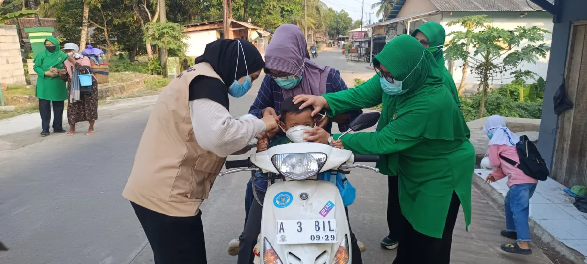 Waspada Abu Vulkanik Anak Krakatau! Koramil 0111/Pagelaran dan Persit Turun ke Jalan Bagikan 500 Masker Gratis