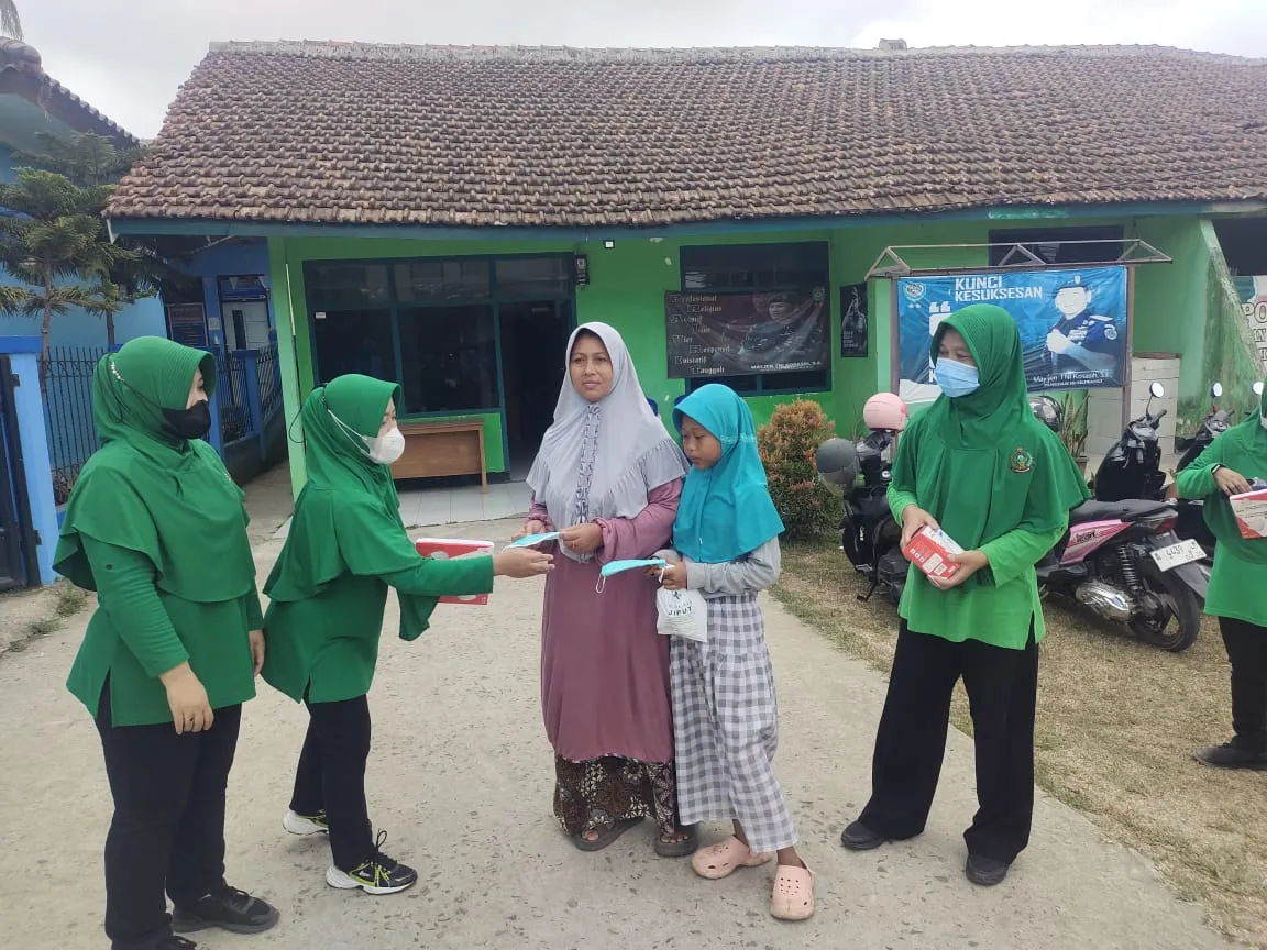 Antisipasi Dampak Erupsi Gunung Anak Krakatau, Koramil 0112/Jiput Bersama Persit Sosialisasikan Penggunaan Masker kepada Masyarakat