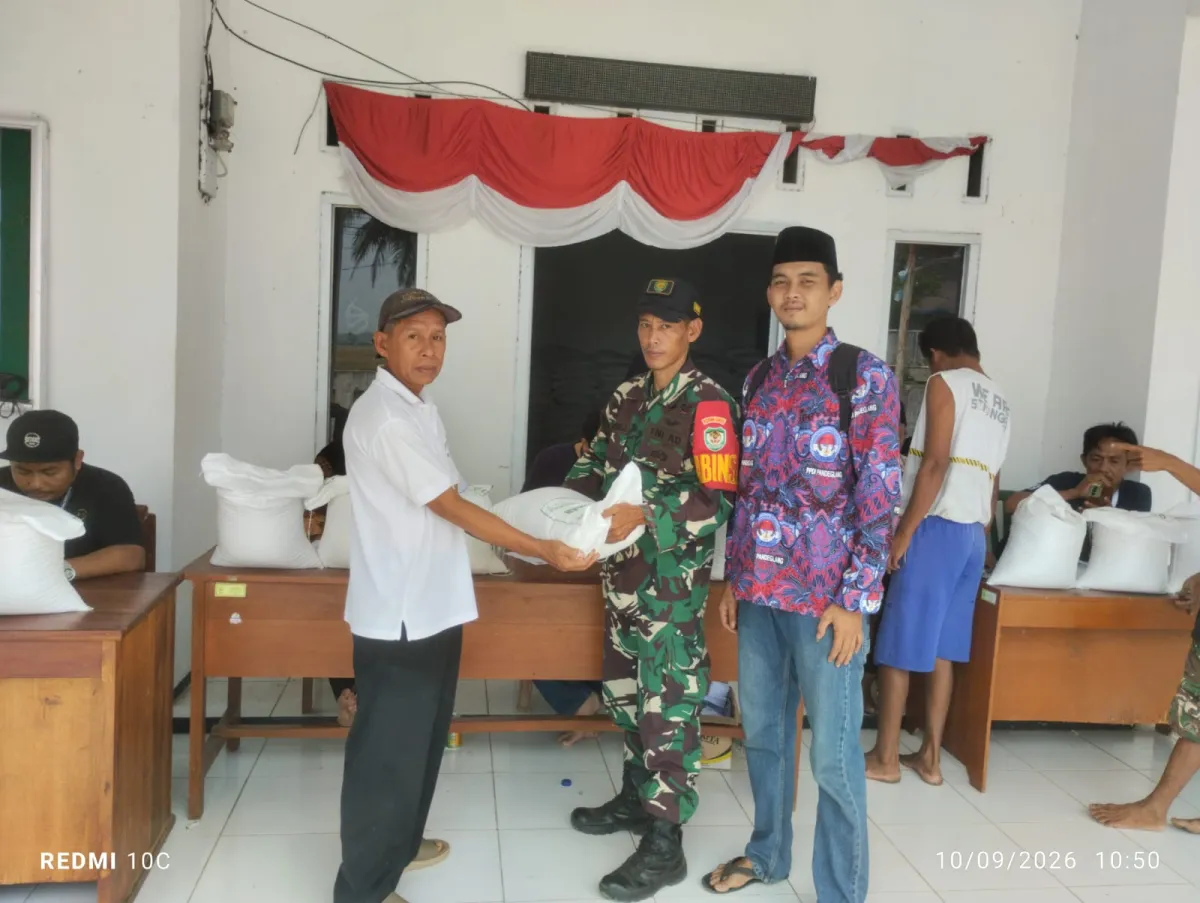 Kawal Ketahanan Pangan, Babinsa Kopka Samsul I Dampingi Penyaluran Bantuan 510 KPM di Desa Sukadame