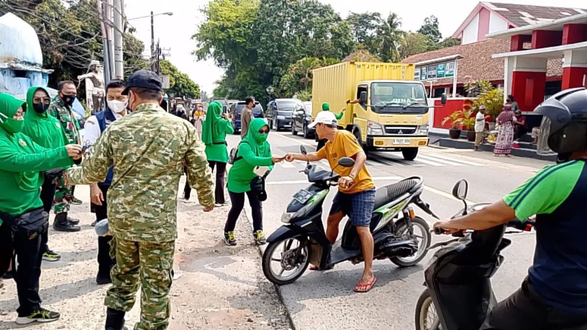 Antisipasi Dampak Erupsi Gunung Anak Krakatau, Koramil 0104/Cimanuk Bersama Muspika dan Persit Bagikan 1.000 Masker