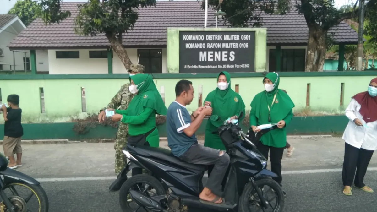Antisipasi Dampak Erupsi Gunung Anak Krakatau, Muspika Menes Bersama Koramil dan Persit Bagikan 1.000 Masker kepada Masyarakat