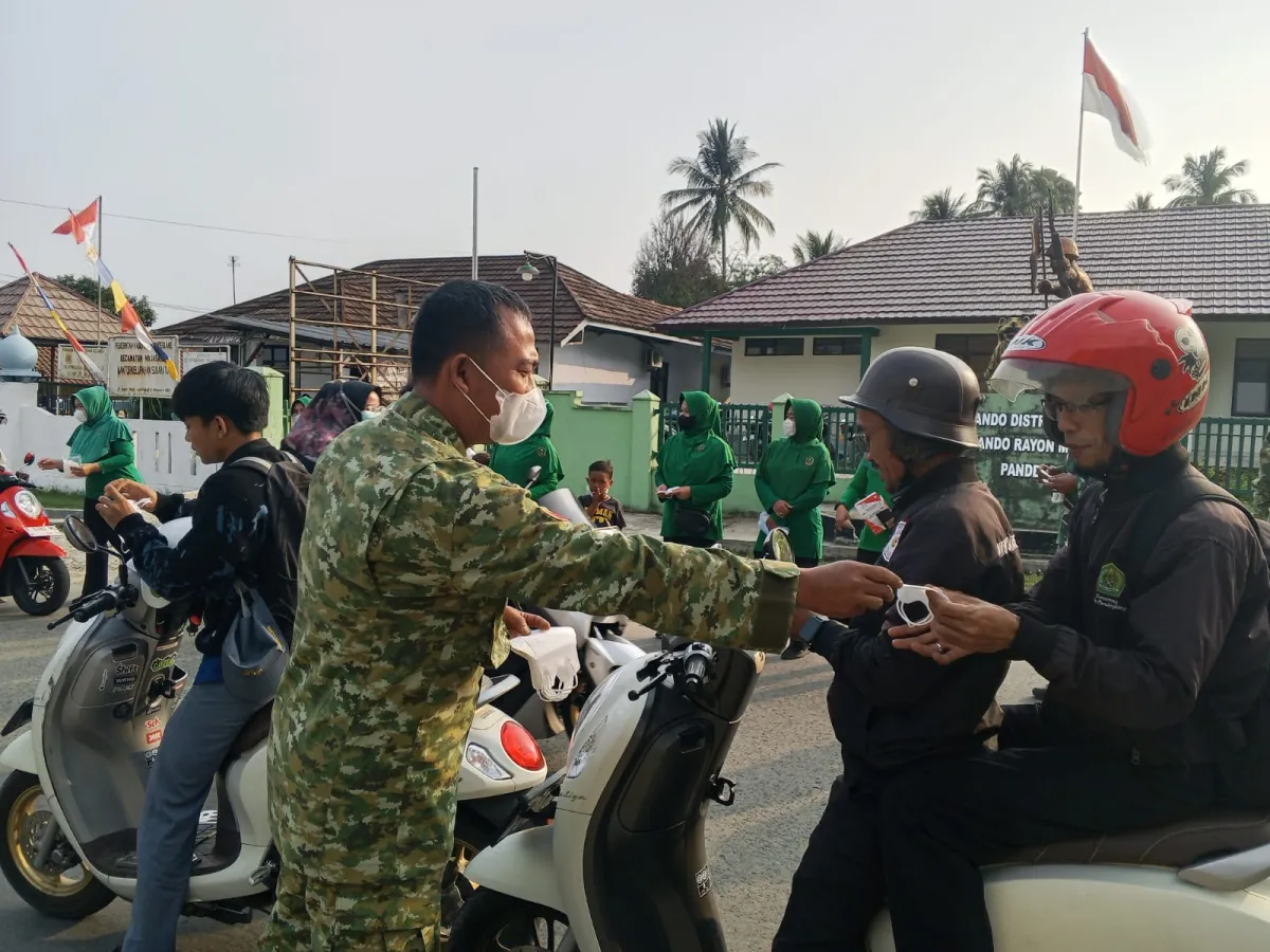 Koramil 0101/Pandeglang Bersama Persit Bagikan 1.200 pcs Masker kepada Masyarakat, Antisipasi Dampak Erupsi Gunung Anak Krakatau