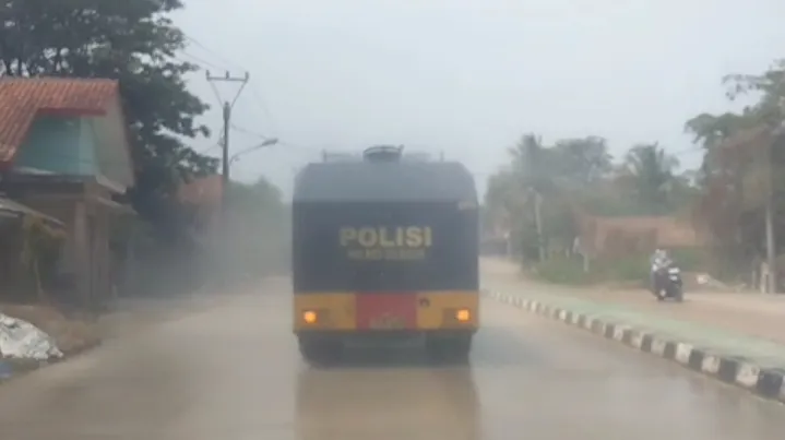 Sigap Hadapi Erupsi Gunung Anak Krakatau, Polres Cilegon Kerahkan AWC Bersihkan Abu Vulkanik di Cinangka