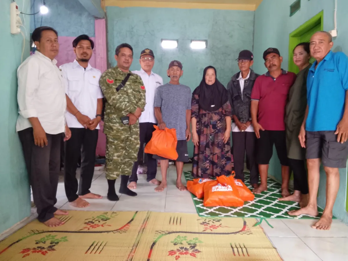 Sinergi Pemdes dan TNI, Babinsa Koramil 0104/Cimanuk Dampingi Kades Kadumadang Salurkan Bantuan Korban Kebakaran