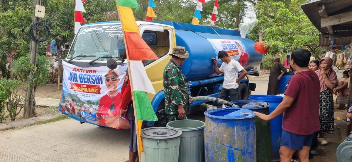 Aksi Nyata Babinsa Koramil 0116/Cikeusik Salurkan 24.000 Liter Air Bersih untuk Warga Terdampak Kemarau