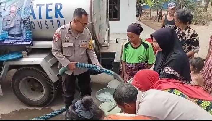 Atasi Dampak Kemarau El Nino, Polsek Cinangka Polres Cilegon Salurkan 5.000 Liter Air Bersih ke Desa Rancasanggal