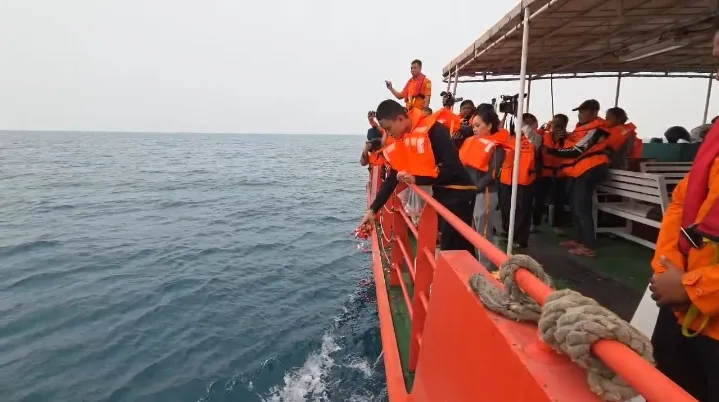 Tangis Haru Keluarga Jurnalis iNews Yudhistiro Pranoto Saat Tabur Bunga di Lokasi Hilangnya Speed Boat Arupadatu