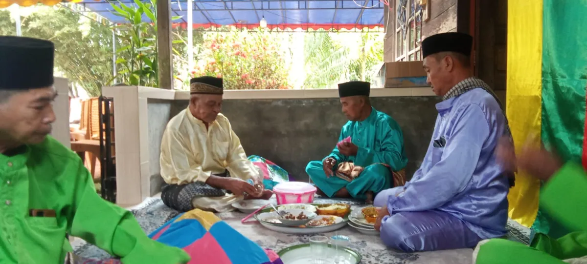 Rawat Tradisi dan Silaturahmi, Kepala Desa Kualaraya Bangun Kolaborasi Gotong Royong Bersama Warga di Acara Pesta Pernikahan