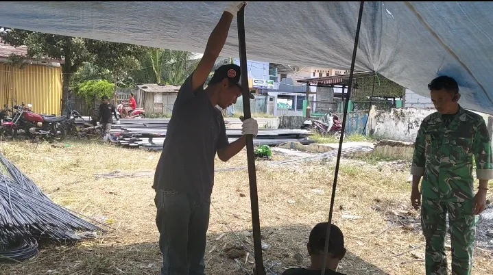 Pastikan Kualitas dan Keselamatan, Babinsa Sertu Yudi Kawal Ketat Fabrikasi Jembatan Perintis Garuda di Pandeglang