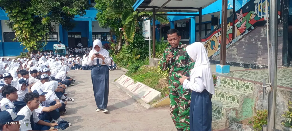 Danramil 0101/Pandeglang Kodim 0601/Pandeglang Berikan Wawasan Kebangsaan kepada 300 Pelajar SMPN 1 Pandeglang