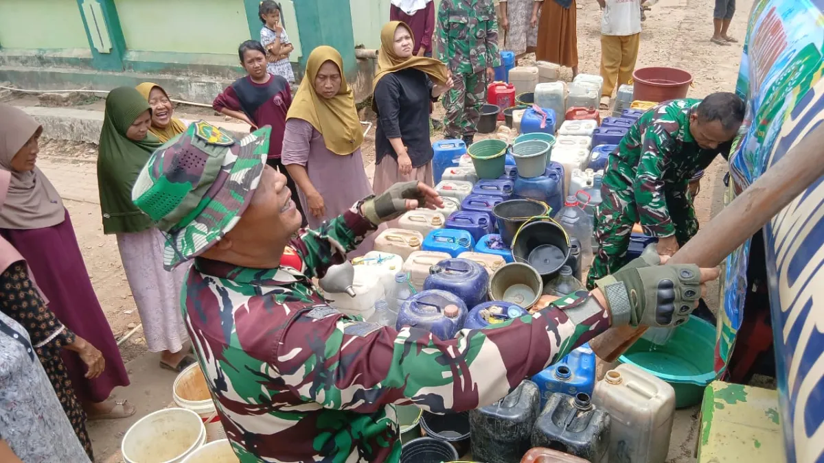 Koramil 0109/Munjul Salurkan 8.000 Liter Air Bersih untuk 281 KK Terdampak Kekeringan