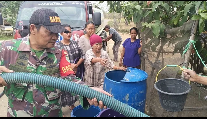 12 Ribu Liter Air Bersih Mengalir ke Panimbang: Warga Apresiasi Sigapnya TNI Bantu Atasi Krisis Kekeringan