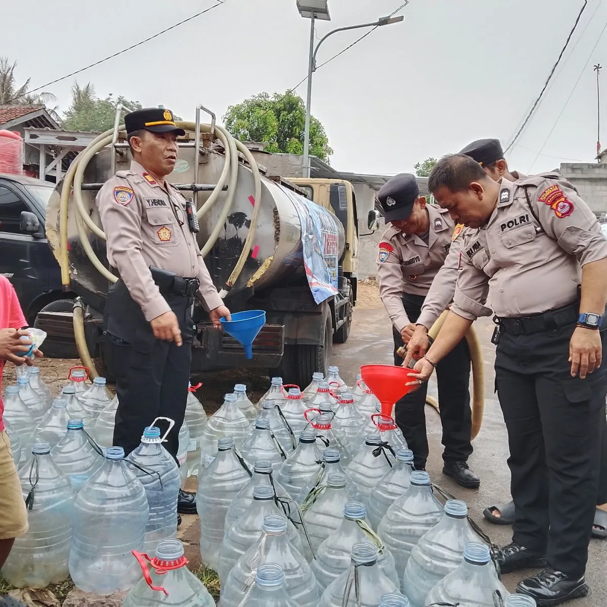 Krisis Air Bersih Akibat Kemarau Panjang, Polresta Tangerang Gercep Kirim 5.000 Liter Air ke Panongan