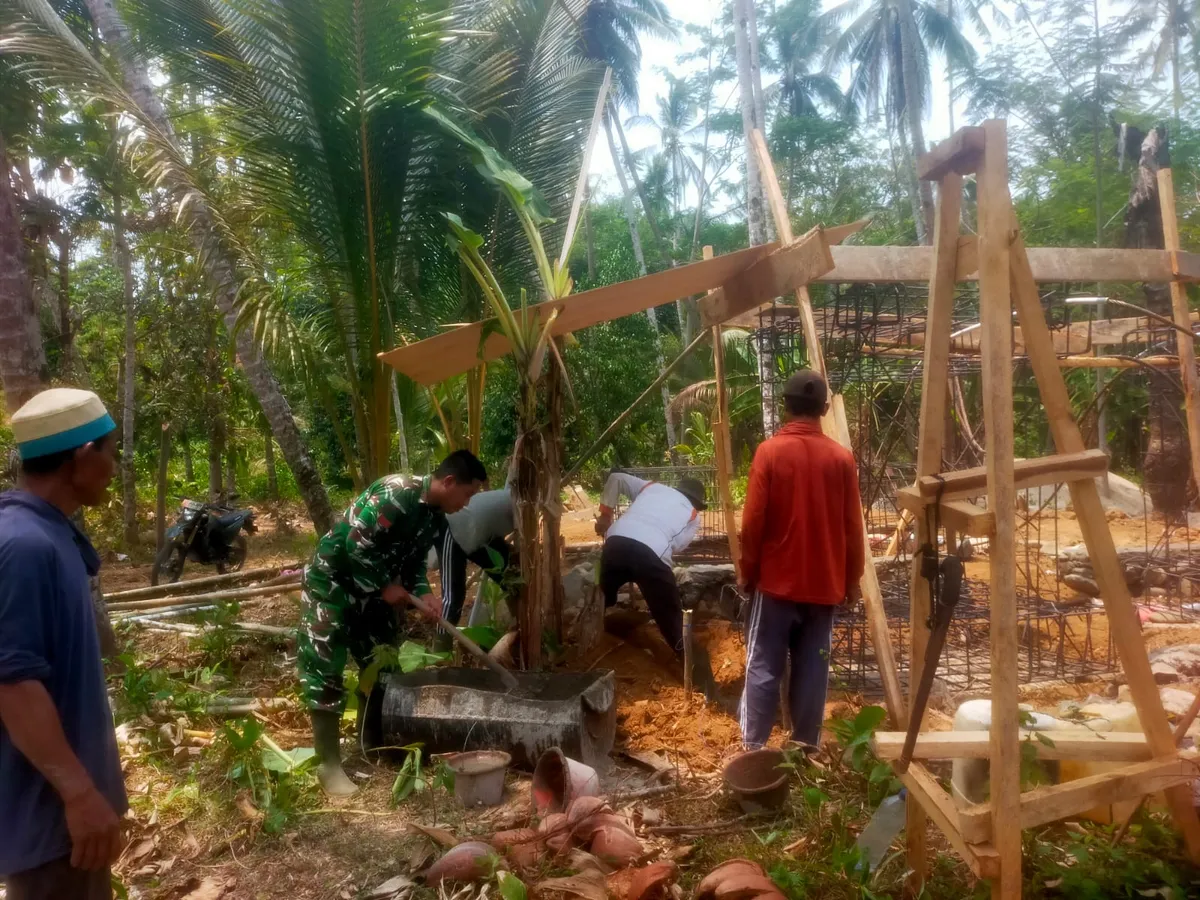 Babinsa Pantau Pembangunan Jembatan Gantung Batuhideng Pandeglang