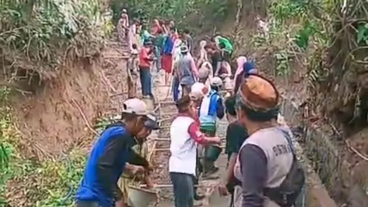 Warga Lebak Kesik Swadaya Cor Jalan Rusak Tanpa Bantuan Pemerintah