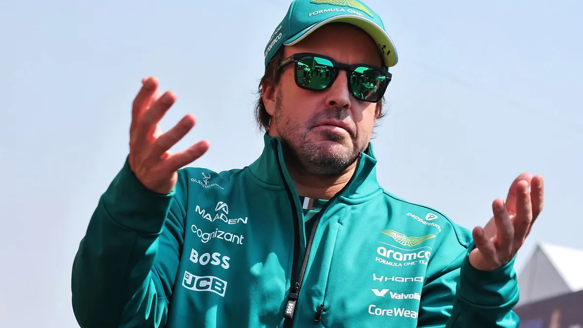 Fernando Alonso Tegaskan Standar Balap F1 Rendah dan Respons Albon