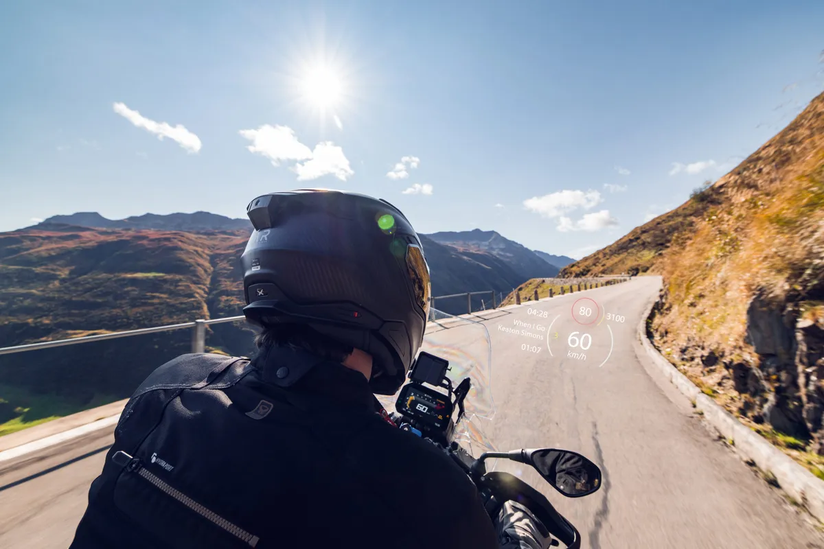 Helm Pintar Aegis Rider Hadirkan Teknologi Augmented Reality