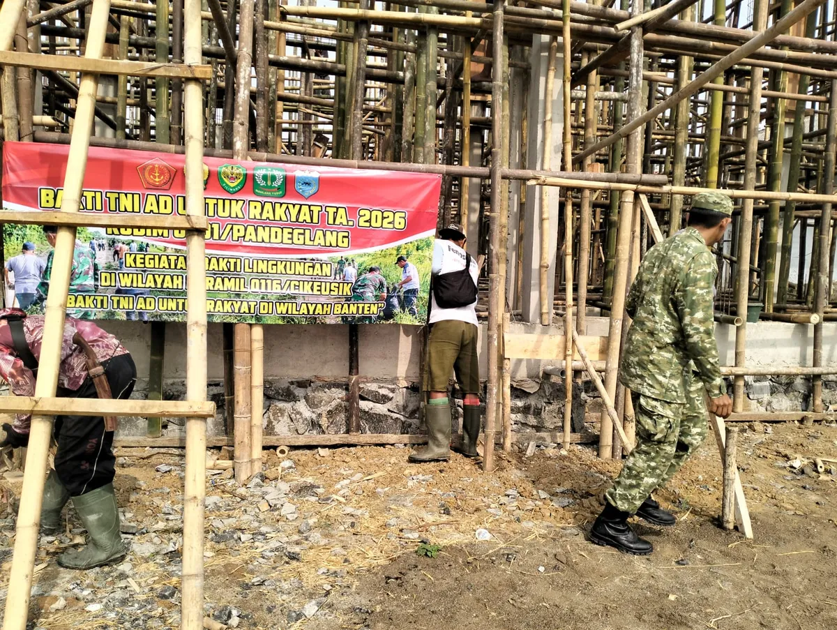 Dukung Pembangunan Masjid Arrohman, Koramil Cikeusik Perkuat Gotong Royong