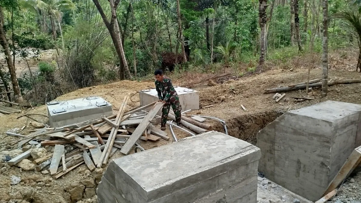 Kodim 0601/Pandeglang Kawal Pembangunan Jembatan Gantung Cirametuk