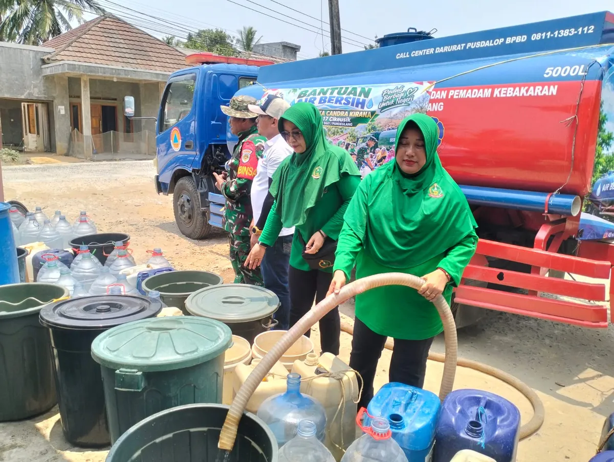 TNI dan Persit Salurkan 15.000 Liter Air Bersih di Pandeglang