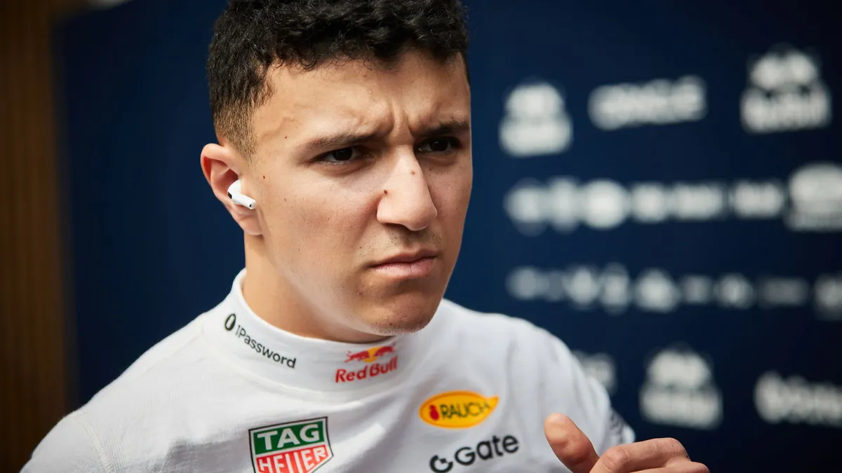Isack Hadjar Dorong Penggemar di Paddock F1 GP Meksiko