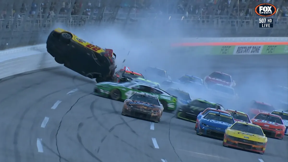 Insiden Horor di Talladega, Mobil Terbalik dan Petaka Van Gisbergen