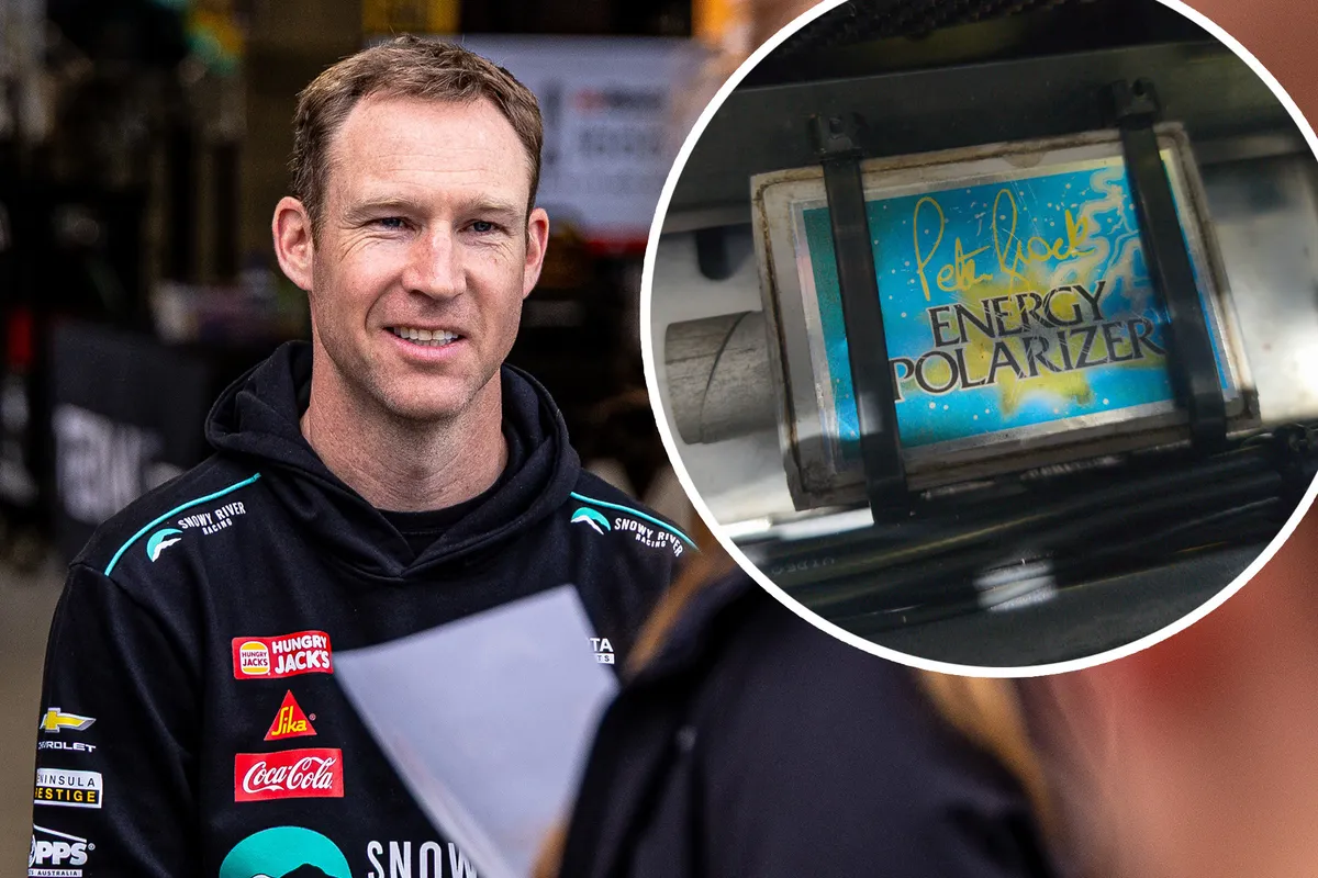 Aksi Kocak David Reynolds Berburu Polarizer Peter Brock di Bathurst