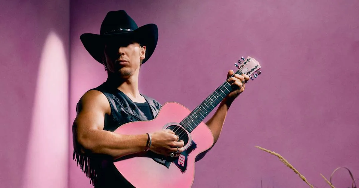 Liam Lawson Ganti Kemudi dengan Gitar Jelang GP Amerika Serikat