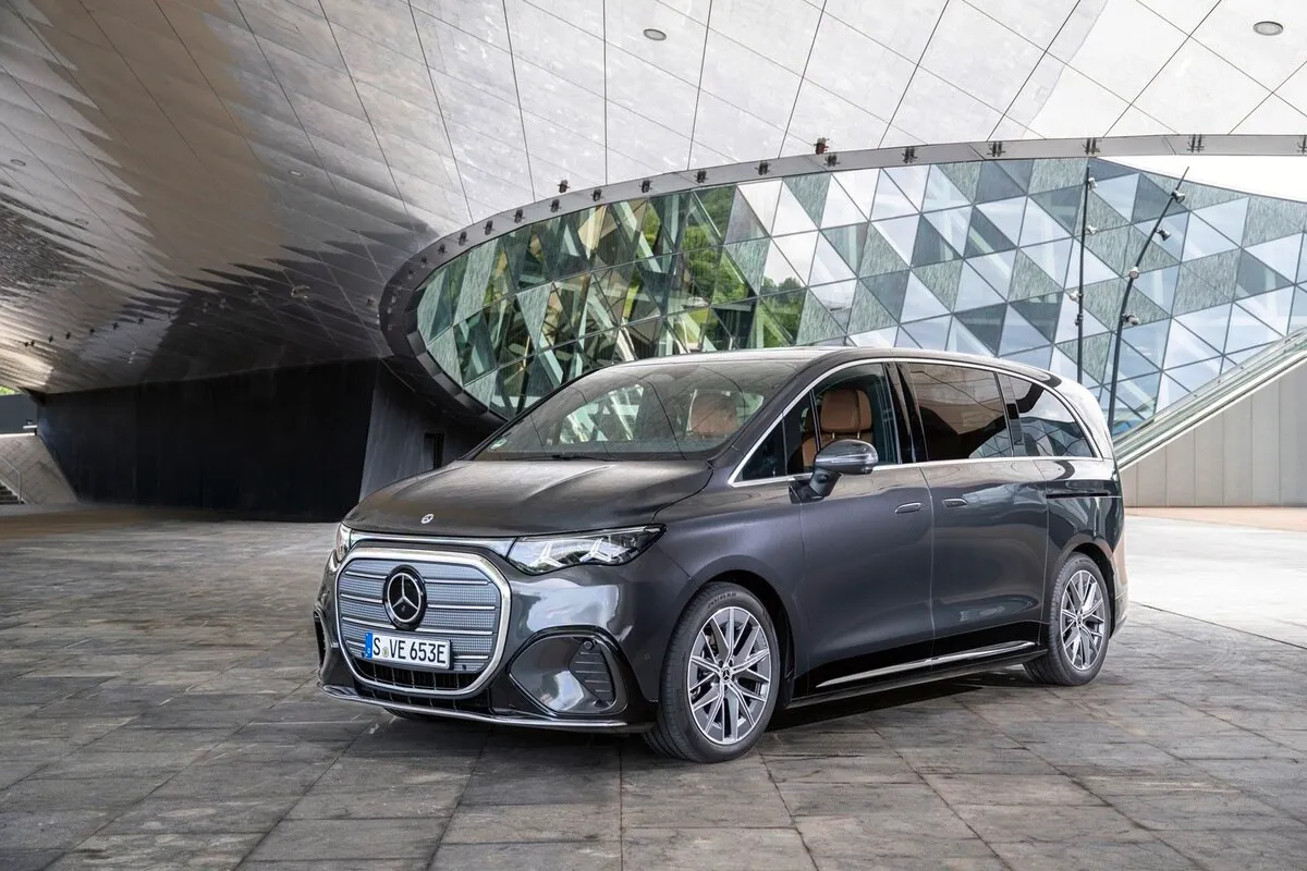 Insiden Mercedes VLE di Paris: Minivan Ditabrak Anak Kecil