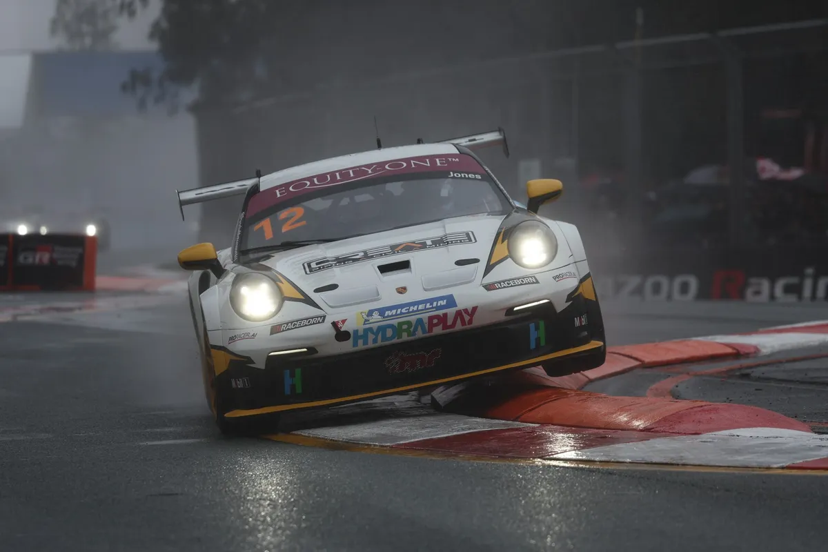 Harri Jones Kunci Gelar Juara Carrera Cup di Surfers Paradise